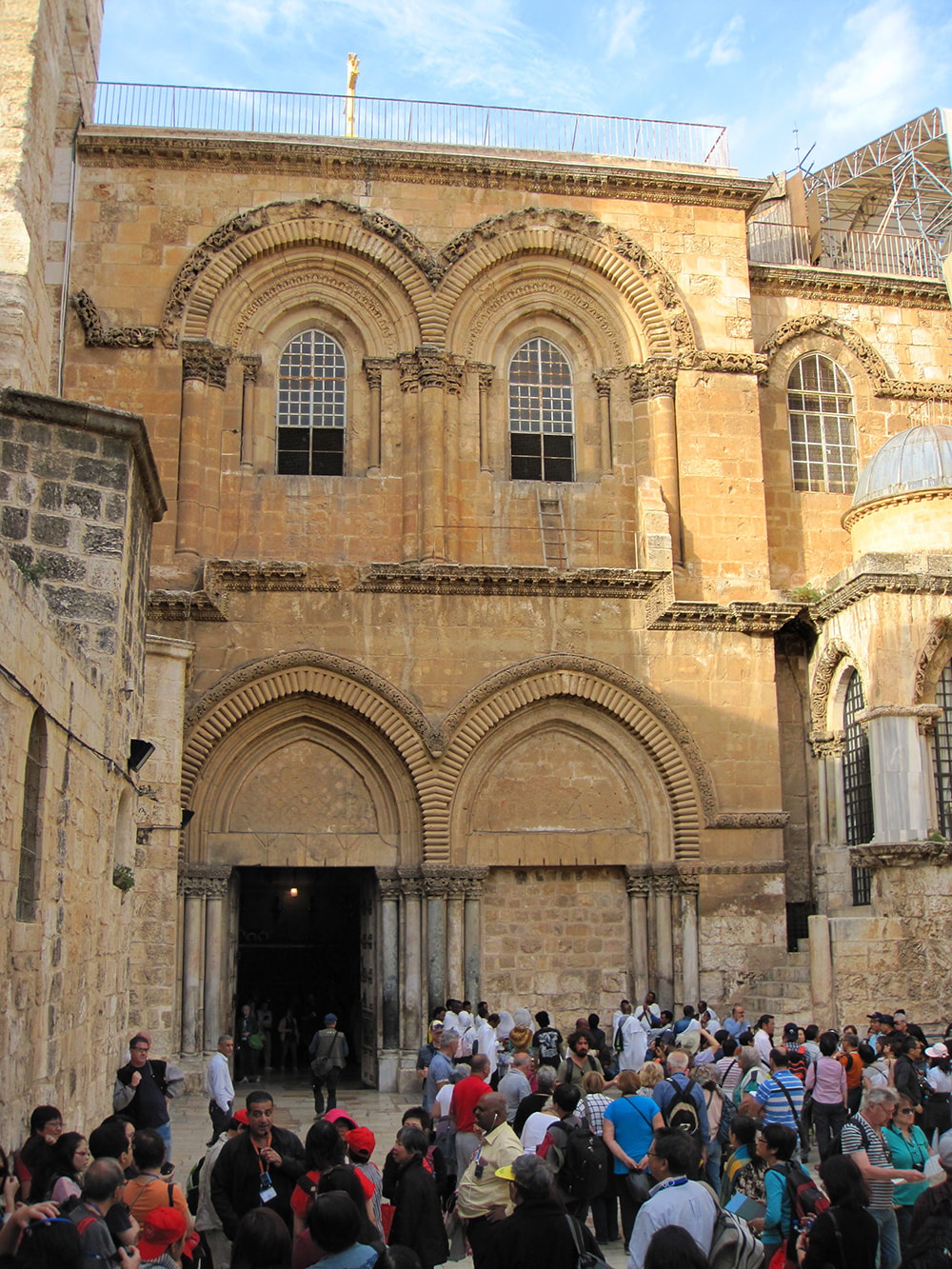 圣墓教堂(Church of the Holy Sepulchre)的入口处,建于西元335年。据说这座教堂建于耶稣被钉十字架及埋葬的山丘上。